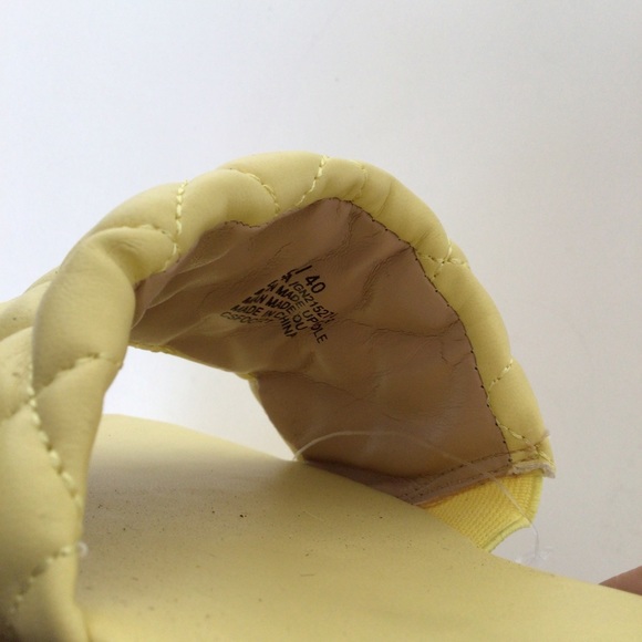 BCBGENERATION YELLOW SLIDE SANDALS  NWT SIZE 9 - Picture 13 of 13